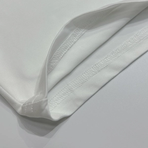 Detailweergave van witte gebreide stof met nauwkeurige stiksels en geribbelde textuur