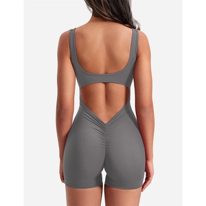 Détail du combishort dos nu gris foncé avec effet froncé aux fesses et taille en V