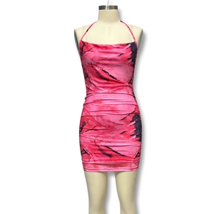 Mini robe moulante à licou rose et noir avec motif tie-dye et détails froncés