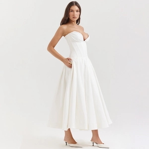 Robe mi-longue corset blanche avec bustier baleiné et jupe trapèze plissée à poches