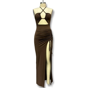 Robe dos nu marron avec découpe frontale et fente haute à cordon coulissant