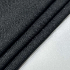 Close-up van de zwarte naadloze gebreide stof en de textuur van de yoga jumpsuit