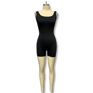 Body noir sexy sans manches dos nu avec découpes à la taille et détails de short plissé