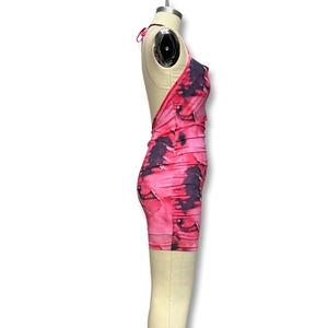 Vue latérale d'une robe moulante courte avec imprimé tie-dye rose et violet et dos nu