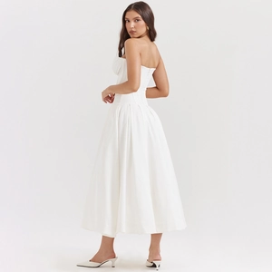 Détail du corsage structuré avec coutures sur une robe bustier blanche de coupe trapèze
