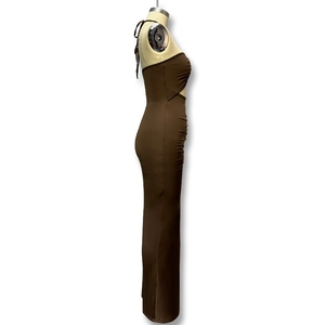 Vue latérale d'une robe maxi dos nu marron foncé avec détails froncés et coupe sirène