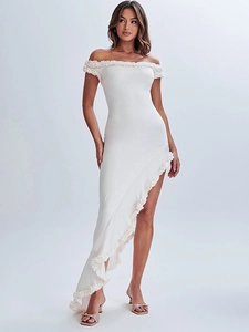 Détail de robe midi blanche épaules dénudées avec ourlet volanté et coupe ajustée élégante