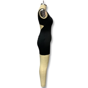 Vue latérale du body noir sans manches dos nu sexy avec détails plissés et coupe slim