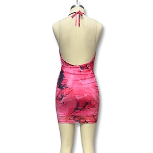 Vue détaillée du dos d'une robe licou rose tie-dye avec une coupe sexy dos nu ajustée