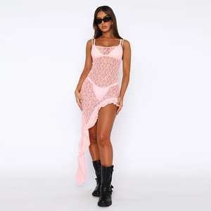 Robe caraco en dentelle rose pâle avec texture florale transparente et ourlet asymétrique
