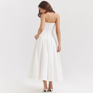 Vue détaillée du dos d'une robe mi-longue corset blanche avec fermeture éclair et jupe évasée