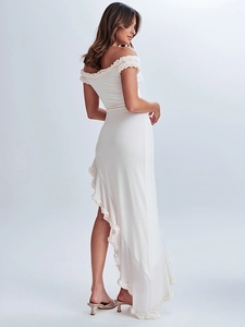 Détail d'une robe blanche à épaules dénudées avec bords à volants et ourlet irrégulier