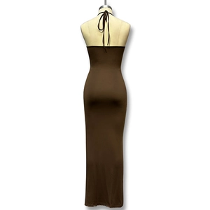 Vue arrière de la robe longue dos nu moulante marron café foncé sur mannequin