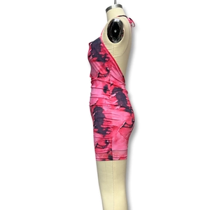 Détail de la robe moulante courte à imprimé marbré rose et noir avec dos nu et licou