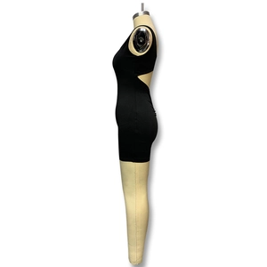 Vue latérale du body noir sans manches dos nu avec détails plissés et coupe moulante