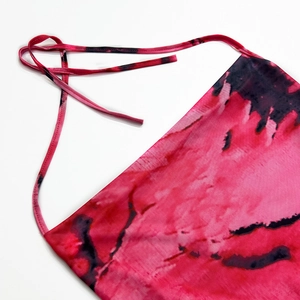 Détail rapproché de la robe licou tie-dye rose et noire avec bretelles et coutures fines
