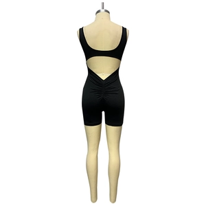 Vue arrière d'un body noir dos nu avec fronces aux fesses pour le yoga et le sport