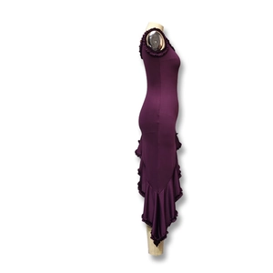 Détail des bords à volants et de l'ourlet sirène sur une robe bustier rouge vin ajustée