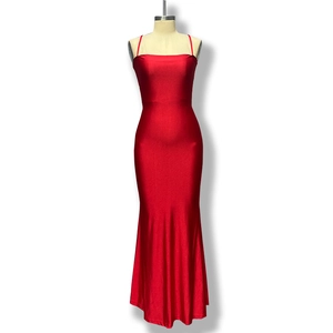 Détail d'une robe sirène en satin rouge avec de fines bretelles et une texture soyeuse