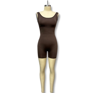 Détail d'un body marron dos nu avec taille plissée et design de compression sans manches