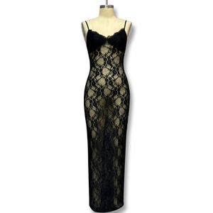 Elegantes schwarzes Spitzen-Maxikleid mit V-Ausschnitt, Blumenmuster und figurbetonter Form