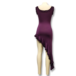 Détail d'une robe bustier violette avec ourlet asymétrique à volants et tissu en maille
