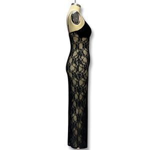 Details der eleganten schwarzen Spitzentextur und Blumenstickerei am engen Maxikleid