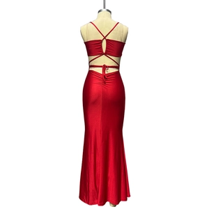 Détail de la robe de soirée rouge dos nu avec bretelles croisées et coupe sirène plissée
