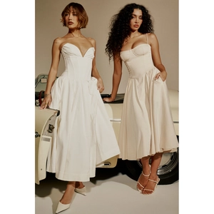 Détail de robes bustiers blanches avec corsage à baleines et jupe évasée de style vintage