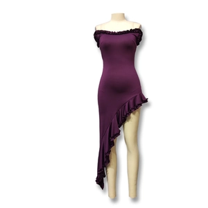 Détail de la robe moulante violet foncé à col bardot et finitions à volants doux