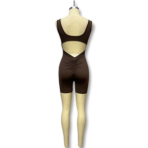 Détail d'un combishort marron dos nu avec découpe à la taille et fronces au fessier