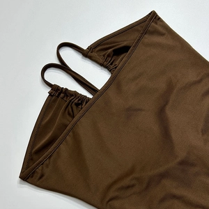 Détail de robe marron foncé avec cordon de serrage et fines bretelles réglables