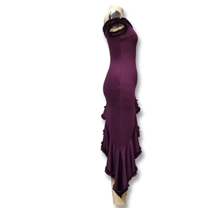 Détail d'une robe prune à épaules dénudées avec décolleté à volants et coupe sirène ajustée