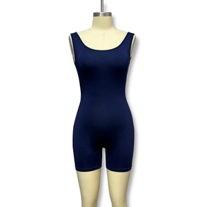 Détail d'un body sans manches bleu marine dos nu avec tissu élastique et taille plissée
