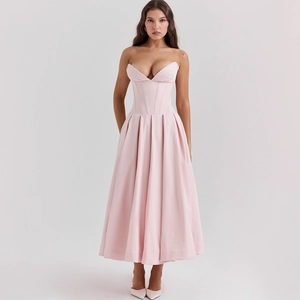 Robe mi-longue corset rose élégante avec décolleté en V et jupe évasée à plis creux