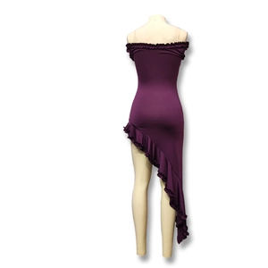Détail de la robe violette à épaules dénudées avec décolleté volanté et ourlet asymétrique