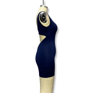 Détail du body dos nu bleu marine montrant la découpe latérale et la texture plissée