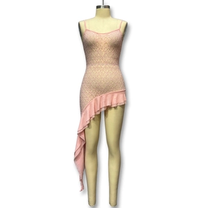 Robe moulante en dentelle rose avec fines bretelles et ourlet irrégulier à volants