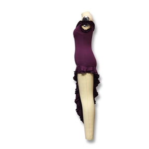Détail d'une robe violette à épaules dénudées avec ourlet à volants et coupe asymétrique