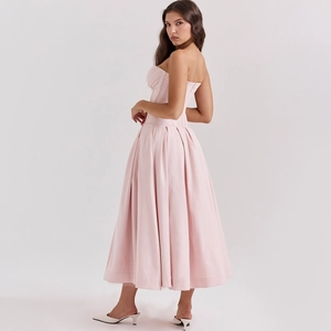 Détail du bustier rose à structure baleinée avec jupe longue en satin de coupe A