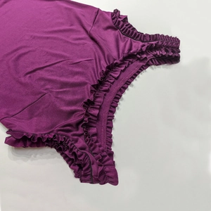 Détail de l'ourlet de robe violet foncé avec volants et surpiqûre noire fine