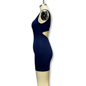 Détail d'un body bleu marine sans manches dos nu avec découpe latérale et design plissé