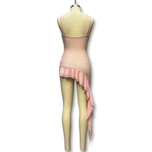 Détail de robe rose en dentelle à dos nu et ourlet à volants asymétriques sur mannequin