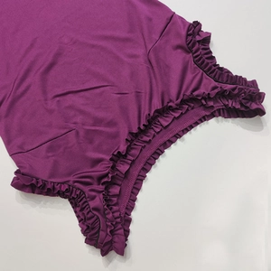Détail du tissu extensible violet avec bordure à volants superposés et couture nette