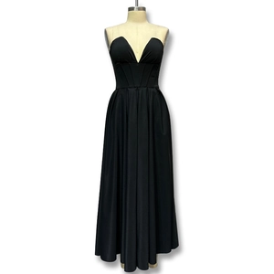 Robe longue noire élégante à décolleté en cœur avec corset structuré et taille en os de poisson