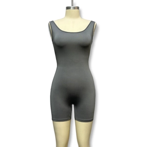 Détail d'un combishort gris foncé sans manches avec dos nu et taille plissée sexy