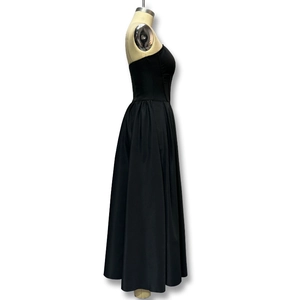 Vue latérale d'une robe de soirée bustier noire avec taille corset sur un mannequin