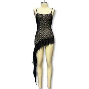Détail de robe en dentelle noire avec ourlet asymétrique à volants et fines bretelles
