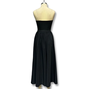 Détail de l'élégante robe longue noire bustier avec taille corsetée et silhouette en ligne A