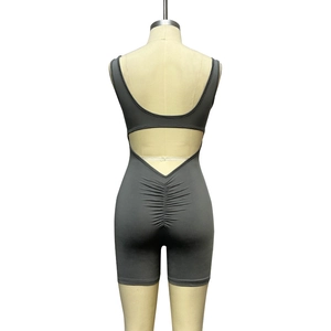 Détail d'un body de yoga gris dos nu avec effet froncé aux fesses et découpe